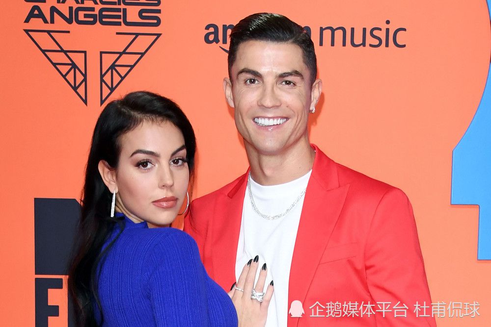 这种白色依维柯本身就不是什么特种车辆，车顶那层铁皮，非常容易割开。